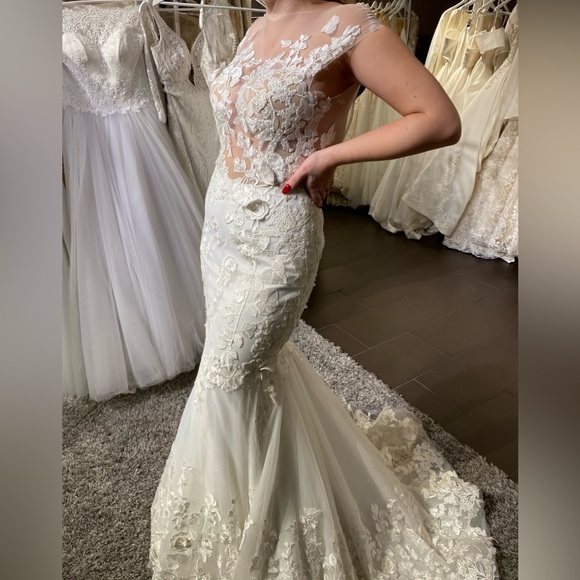 BEAUTIFUL MILA NOVA WEDDING DRESS | NEVER WORN - Picture 4 of 7